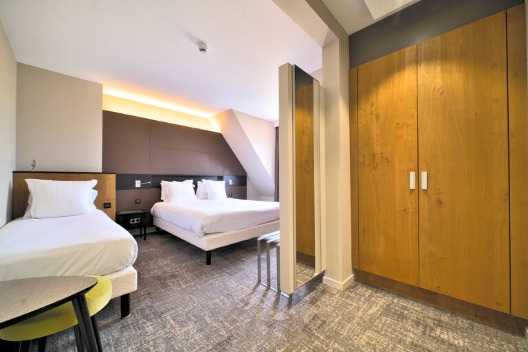 Chambre triple avec un lit double et un lit simple à l'hôtel l'europe